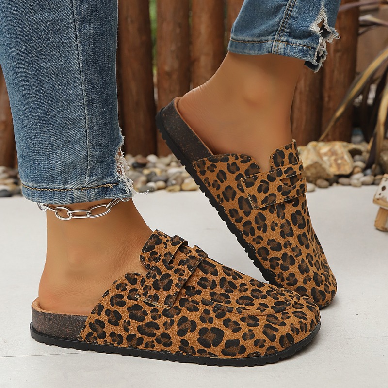 Slip On Mule Flat - 女性用レオパード柄スリッポンミュール、調節可能なストラップ付き、2.8cmコルクフットベッド、フラットスリッパ、オープントゥ、カジュアル、アウトドア、スライドシューズ