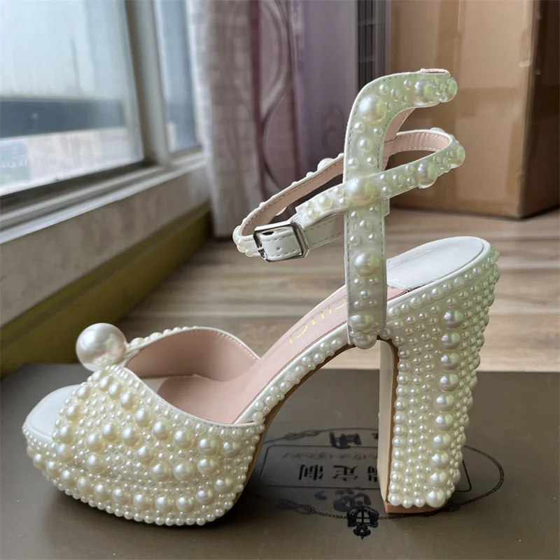 Women Shoes Luxury Brand - 高級ブランドの女性の靴完全手作りパール厚いヒールサンダル結婚式の花嫁宴会ファッション防水プラットフォームハイヒール