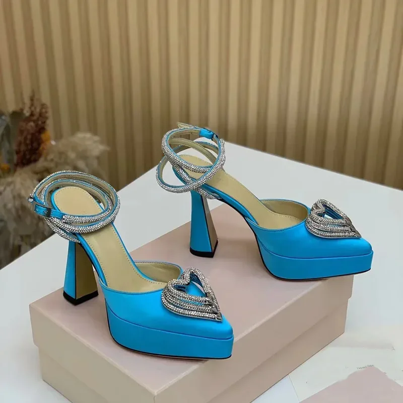 Metallic Heel Sandal - プラットフォームクリスタル愛の装飾サンダルセクシーなポインテッドトゥ薄型ヒールアンクルバックルストラップ新着ファッション女性現代の靴