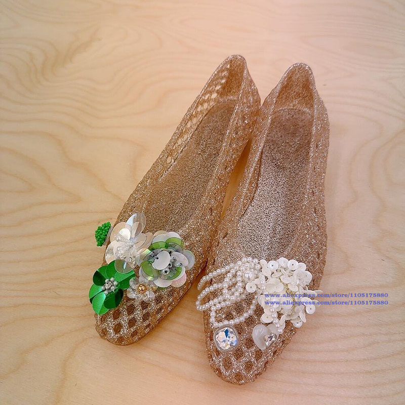 グリッターゴールド中空ゼリーフラットシューズ花柄パールライン - Slip On Mule Flat のレビューと価格