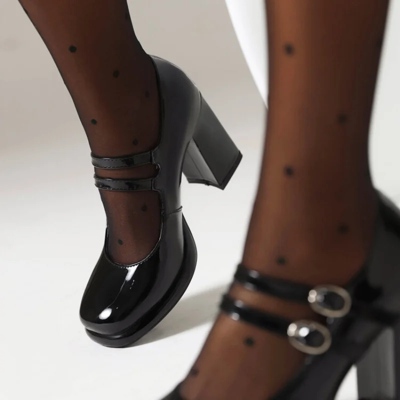 女性用パテントレザーパンプス,ダブルバックル,ラウンドヘッド - Patent Leather Pump のレビューと価格