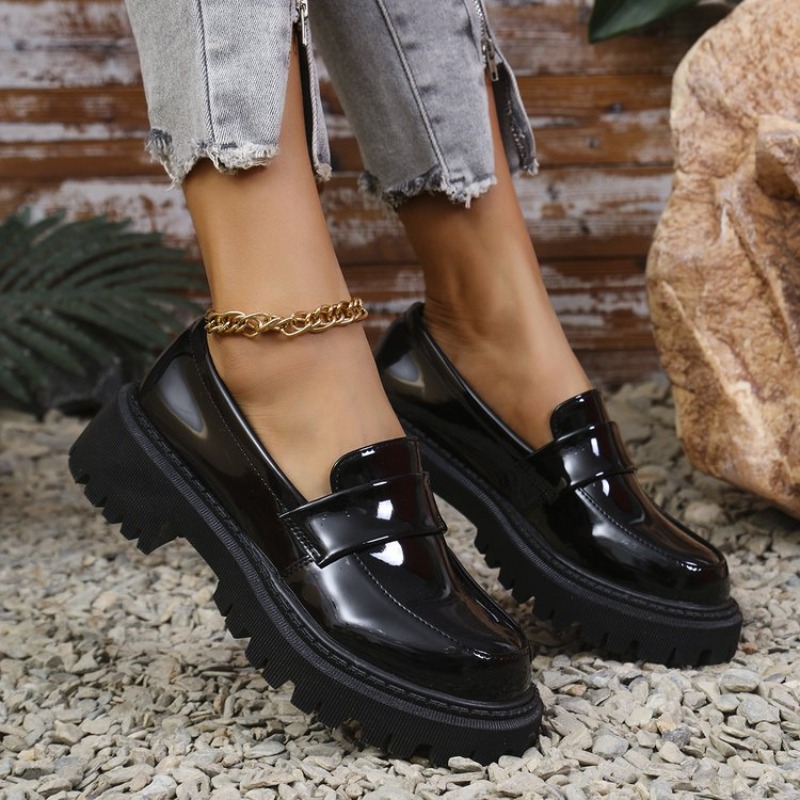 パテントレザーメッドヒールローファーシューズ女性ソリッドカラ - Patent Leather Pump のレビューと価格