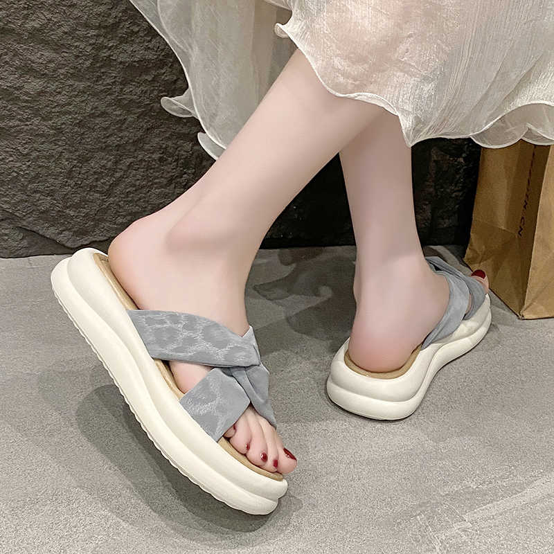滑りにくい夏用スリッパ レディースサマースニーカーシューズ  - Women Shoes Sale のレビューと価格